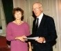 Überreichung des Preises durch Herrn Köhnlechner 1991