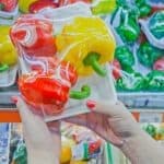 Plastik vergiftet die Umwelt und Plastik macht uns krank Plastikverpackung – Shutterstock (© Pavel Ilyukhin)